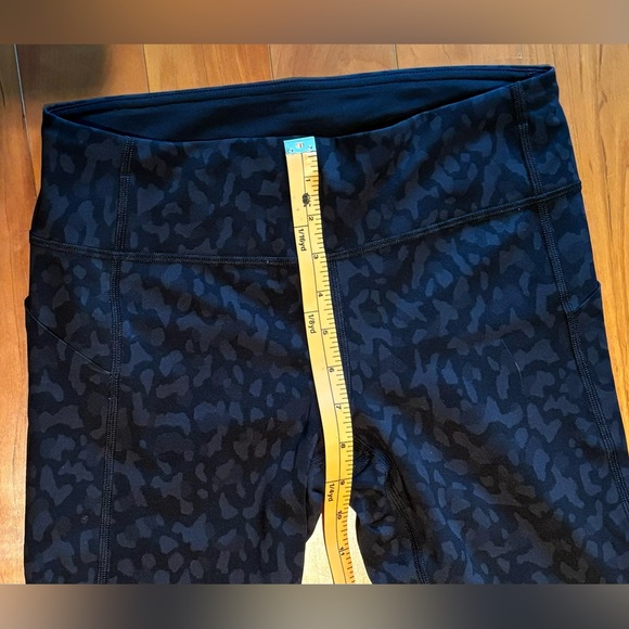 Women’s size 6 Lululemon short yoga pants with sheer black back panel on calf. - Picture 6 of 9